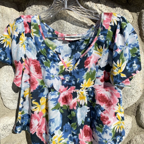 abercrombie kids Other - Abercrombie Girls Navy Blue flowered top Sz M